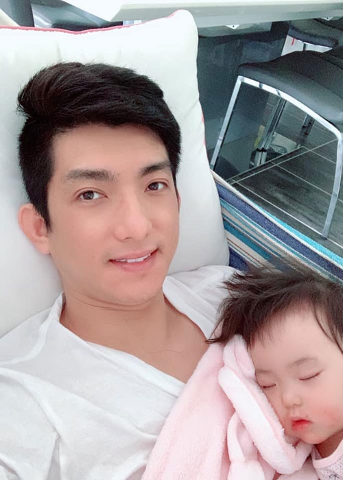 Lúc chào đời tại Australia, con gái của Bảo Duy nặng 3,2 kg, dài 49cm.