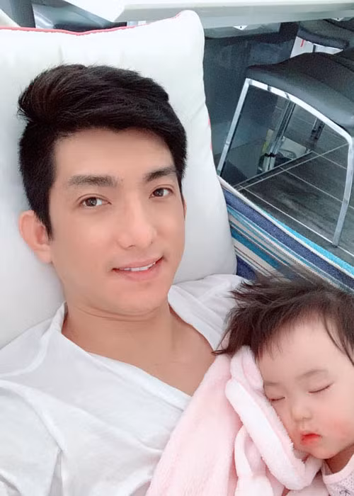 Lúc chào đời tại Australia, con gái của Bảo Duy nặng 3,2 kg, dài 49cm.