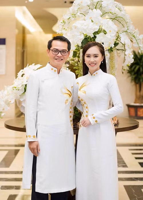 Trung Hiếu mới đây tiết lộ, Thu Hà vừa bảo vệ xong luận văn Thạc sĩ ngành Quản trị kinh doanh nhưng tự nguyện ở nhà để chăm sóc và vun vén gia đình.