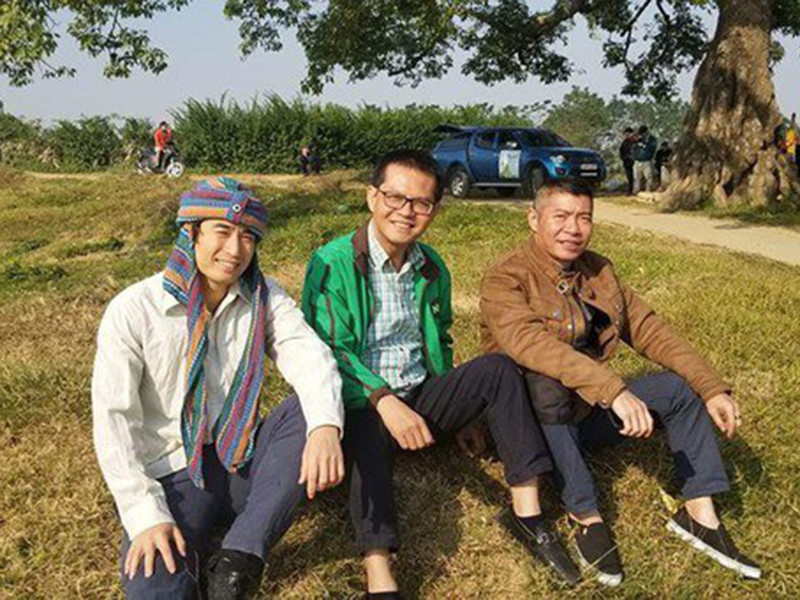  Nghệ sĩ Trung Hiếu (áo xanh) là gương mặt quen thuộc của các series hài Tết như "Đại gia chân đất", "Mr Lù".