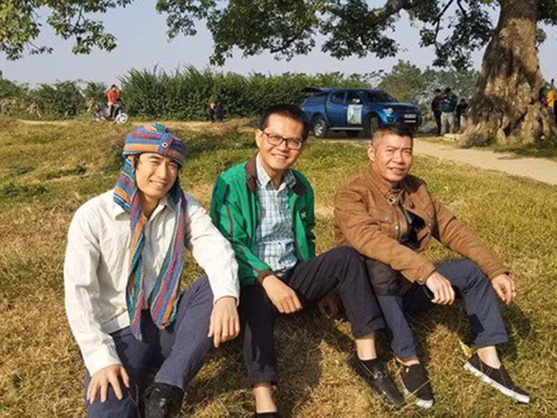  Nghệ sĩ Trung Hiếu (áo xanh) là gương mặt quen thuộc của các series hài Tết như "Đại gia chân đất", "Mr Lù".