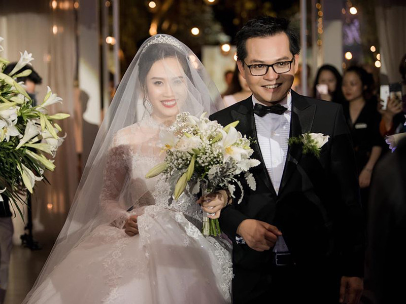 Mới đây, trong buổi ra mắt phim hài Tết "Mr Lù", Trung Hiếu lần đầu chia sẻ về cuộc sống hôn nhân bên vợ kém 19 tuổi.