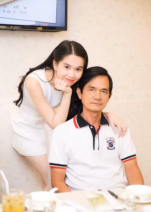 Ông Trần Tòng từng chạy xe ôm, bán vé số, phụ việc nhà, dành dụm từng đồng để nuôi 4 chị em Ngọc Trinh ăn học. Ảnh: Zing