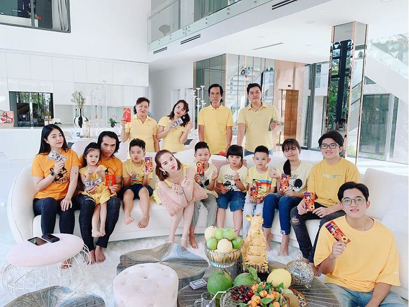 Trên trang cá nhân, người đẹp khoe bố tự tay nấu ăn, trang hoàng nhà cửa đón Tết. Có thể thấy, Ngọc Trinh dù đã trưởng thành nhưng vẫn luôn được bố cưng chiều.