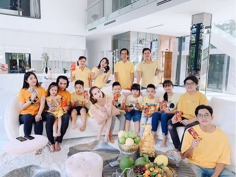 Trên trang cá nhân, người đẹp khoe bố tự tay nấu ăn, trang hoàng nhà cửa đón Tết. Có thể thấy, Ngọc Trinh dù đã trưởng thành nhưng vẫn luôn được bố cưng chiều.