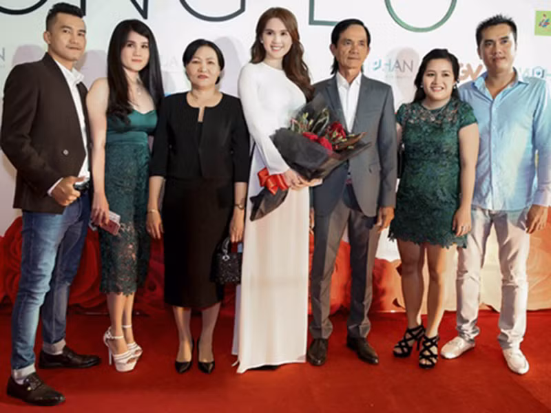 Dù không sống gần nhưng Ngọc Trinh vẫn hay gọi điện hỏi thăm bố, thậm chí nhiều khi 11h giờ đêm vẫn còn điện thoại cho bố để tâm sự.