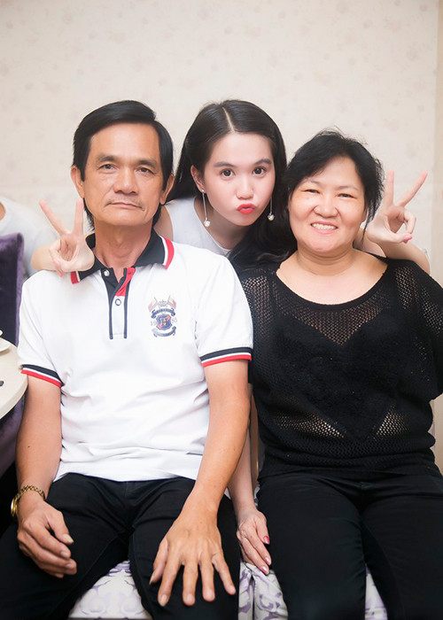 Trong cuộc phỏng vấn trên Vnexpress, chân dài gốc Trà Vinh kể ngày nhỏ, chỉ cần bố lo được mấy bữa ăn đầy đủ là mừng. Ảnh: Zing