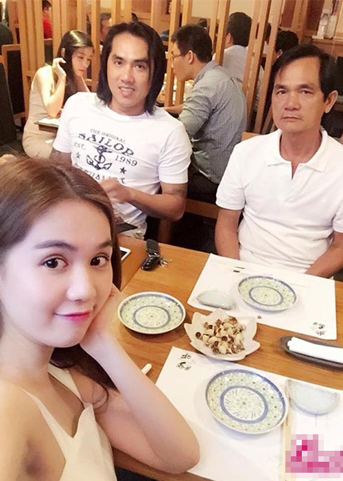 Theo Tri thức trẻ năm 2015, Ngọc Trinh mỗi tháng đưa bố 10 triệu để chi tiêu nên ông không đi làm mà chỉ ở nhà nghỉ ngơi.