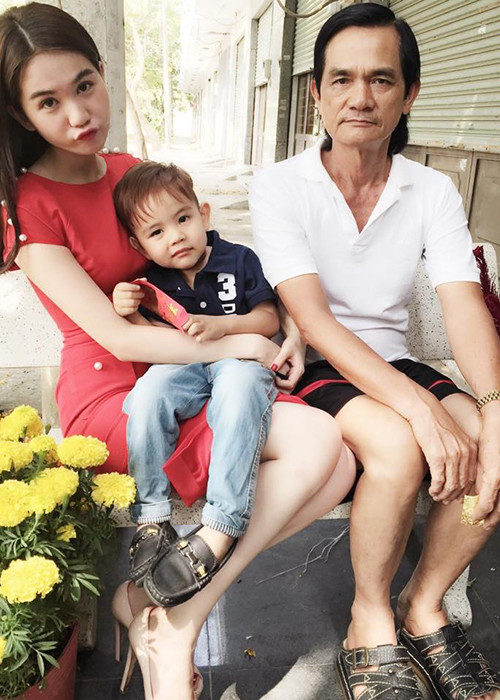 Bố đẻ của Ngọc Trinh tên Trần Tòng, sống ở thị trấn Cầu Quan, Trà Vinh.