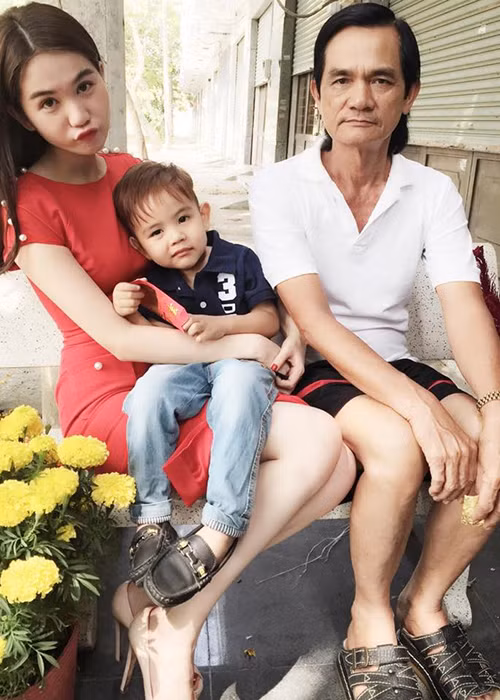 Bố đẻ của Ngọc Trinh tên Trần Tòng, sống ở thị trấn Cầu Quan, Trà Vinh.