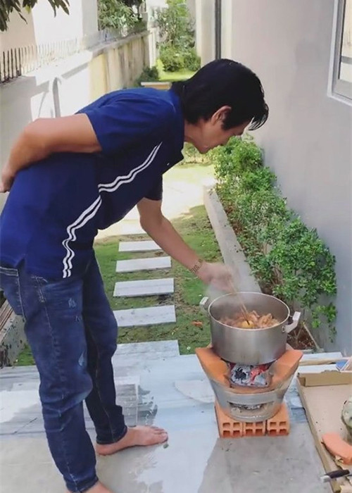 Dịp Tết Nguyên Đán năm nay, Ngọc Trinh đón bố mẹ lên căn biệt thự mới trị giá 22 tỷ.