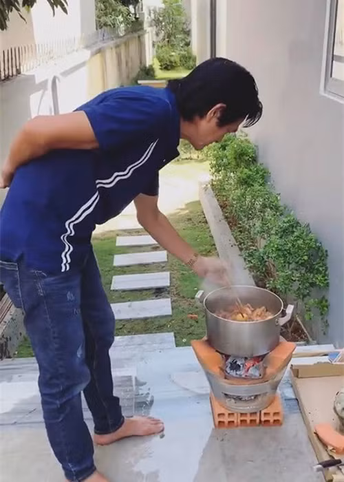 Dịp Tết Nguyên Đán năm nay, Ngọc Trinh đón bố mẹ lên căn biệt thự mới trị giá 22 tỷ.