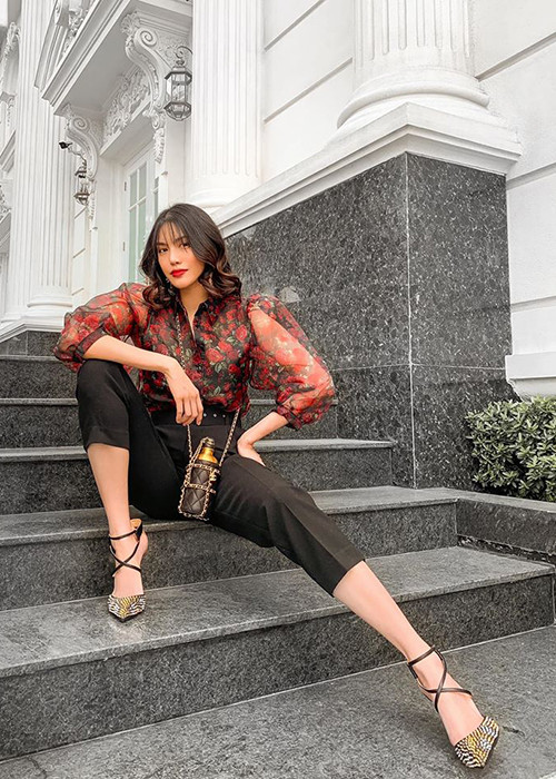 Dịp Giáng sinh, nàng hoa khôi lên đồ sang chảnh nhưng không thể ra khỏi nhà vì con trai. "Chuyện là tối hôm qua lên đồ đi chơi Noel, outfit như hình. Vừa lên đồ háo hức ra đường thì baby khóc la đến mức buông quần, buông áo, buông luôn hẹn hò ở nhà làm phục dịch. Thật may còn có tấm hình sống ảo an ủi", Lan Khuê kể.