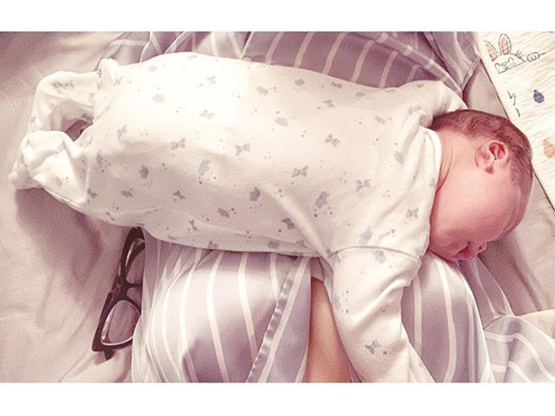 Lan Khuê được khen mát tay trong việc nuôi con khi bé Connor ngày càng bụ bẫm, đáng yêu.