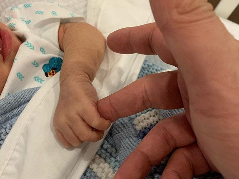 Khi mới chào đời, con trai của Lan Khuê nặng 3,5 kg. Trong ảnh, bé Connor nắm ngón tay bố.