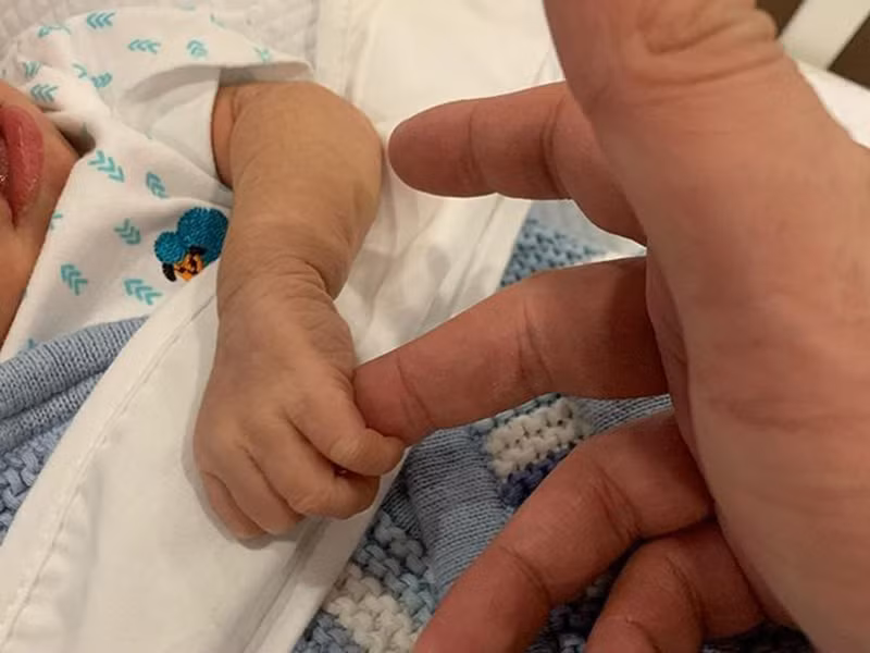 Khi mới chào đời, con trai của Lan Khuê nặng 3,5 kg. Trong ảnh, bé Connor nắm ngón tay bố.