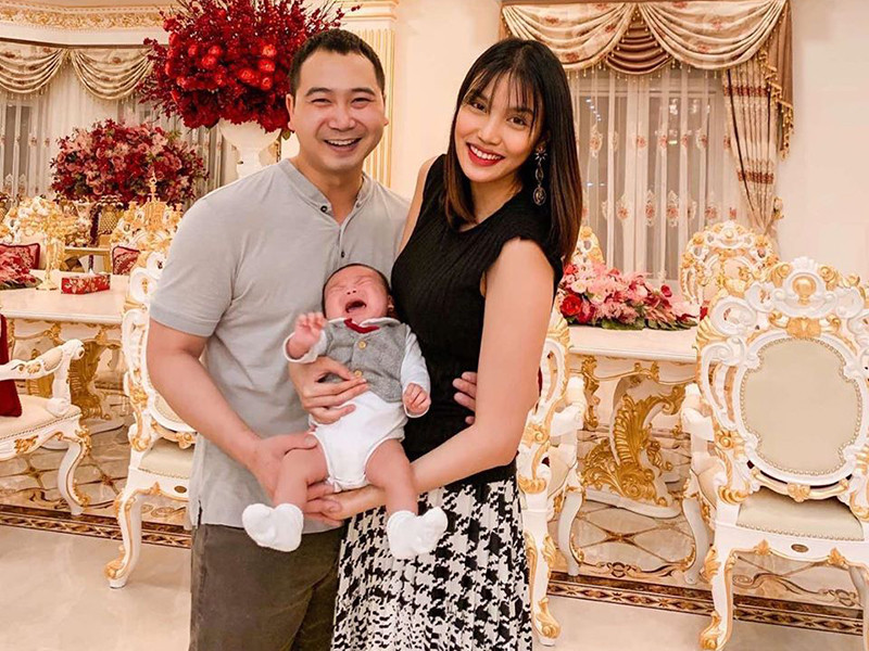 Trên trang cá nhân, Lan Khuê - Tuấn John vừa đăng tải hình ảnh đón năm mới bên con trai đầu lòng - bé Connor. Trong ảnh, cặp đôi nở nụ cười rạng rỡ trong khi cậu nhóc lại khóc toáng lên khiến nhiều người không nhịn được cười.