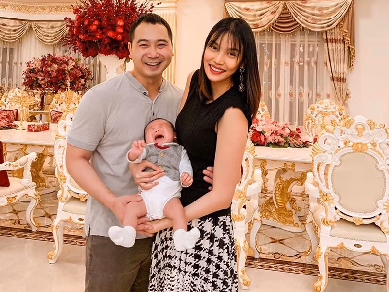 Con trai Lan Khue bieu cam “kho do” khi chup anh cung bo me