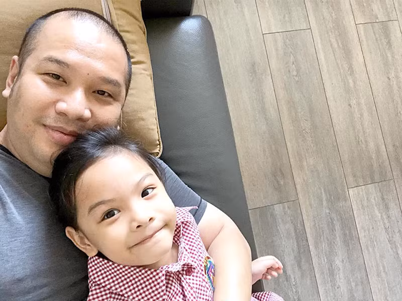 Cặp đôi một thời thay phiên nhau gần gũi con cái.