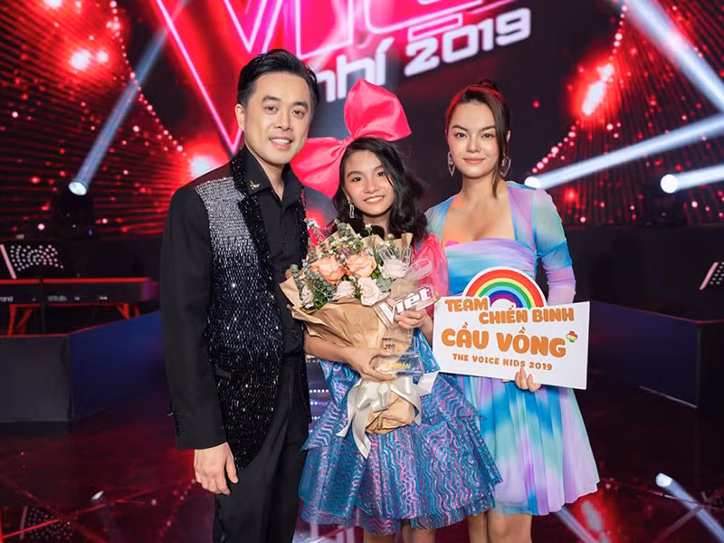 Công việc giúp Phạm Quỳnh Anh vừa kiếm tiền nuôi dưỡng con cái vừa là cách khiến cô trở nên bận rộn để quên đi nỗi buồn.