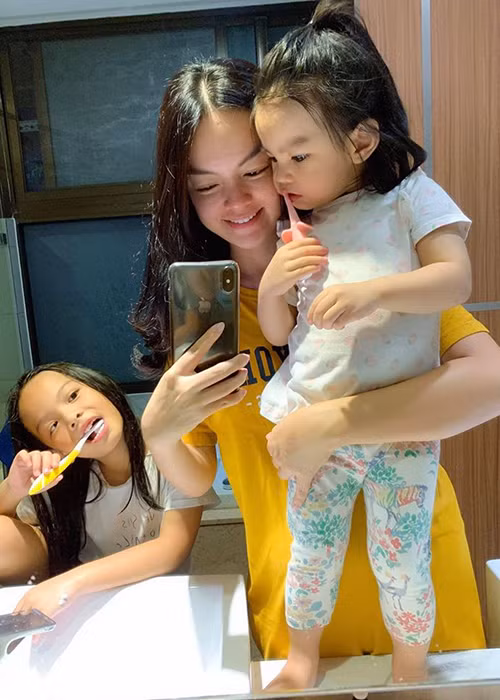 "Tôi có gọi điện nói chuyện với anh Huy thì được thông báo tình hình khá căng thẳng. Bao nhiêu là tiền như thế, phải 20 tỷ đồng chứ có ít đâu, bây giờ chưa biết có ra rạp được không, bảo sao không lo lắng. Mình nghe tin mà cũng xót nữa chứ đừng nói chi đấy là tiền của mình", nữ ca sĩ chia sẻ.