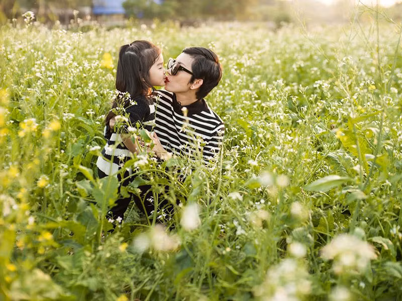 Bé Thỏ sở hữu gương mặt xinh xắn, càng lớn càng đáng yêu.