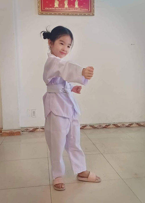 Hình ảnh tập võ của bé Thỏ khiến người hâm mộ của Xuân Lan phải "lụi tim".