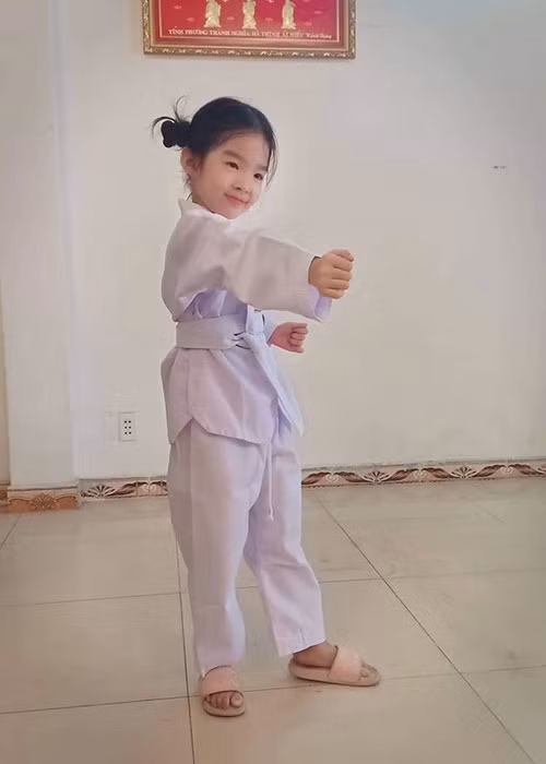 Hình ảnh tập võ của bé Thỏ khiến người hâm mộ của Xuân Lan phải "lụi tim".