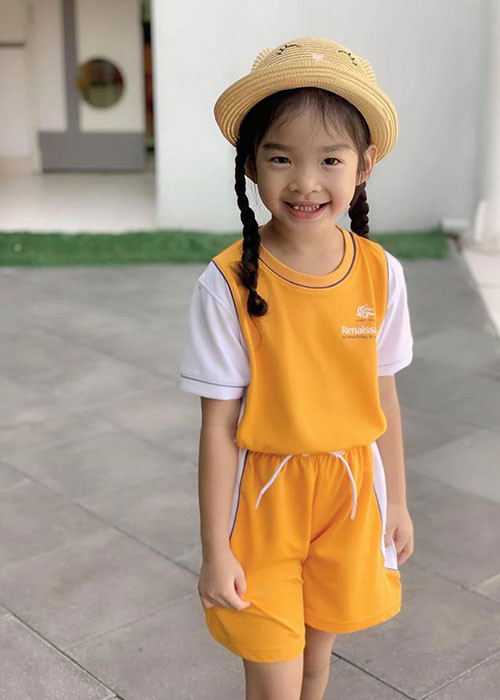 Bé Thỏ bắt đầu đi nhà trẻ khi được 20 tháng tuổi. Được biết, Xuân Lan luôn cố gắng để con có môi trường học tập thật tốt.