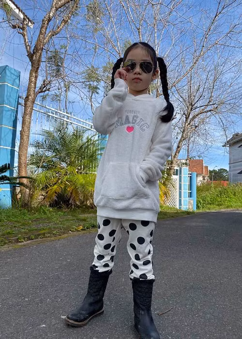 Tuy nhiên, cô nhóc lại rất lạnh nhạt với bố đẻ dù Xuân Lan tạo sợi dây kết nối tình cảm.