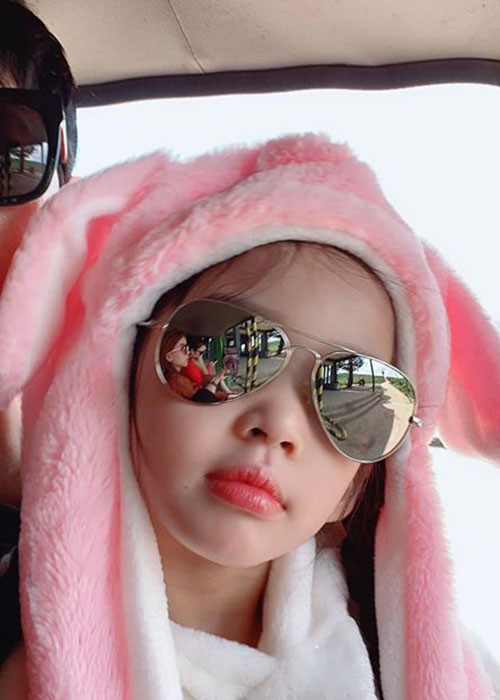 Bé Thỏ ngoan ngoãn, tự lập và dành rất nhiều tình cảm yêu thương cho mẹ.