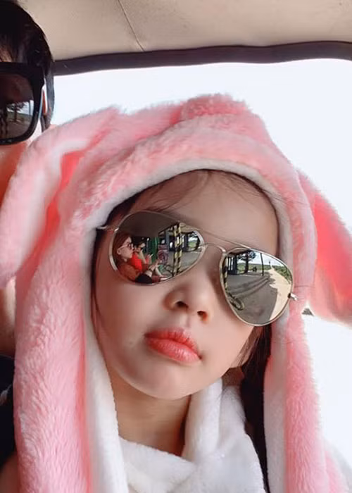 Bé Thỏ ngoan ngoãn, tự lập và dành rất nhiều tình cảm yêu thương cho mẹ.