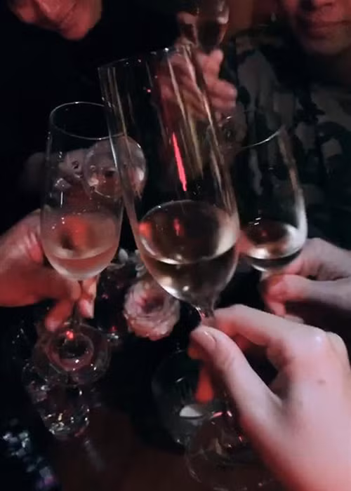 Văn Mai Hương còn chia sẻ khoảnh khắc hội ngộ bạn bè.