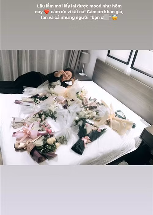 Giọng ca "Nếu như anh đến" khoe hình ảnh rạng rỡ bên những bó hoa được khán giả tặng khi đi hát.