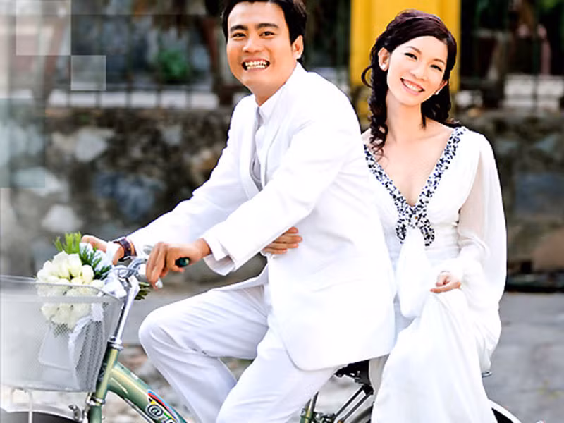 Trước khi tái hôn, Xuân Lan có đường tình duyên lận đận. Cách đây 11 năm, siêu mẫu và phó đạo diễn Thành Nam từng có một đám cưới nhanh đến bất ngờ.