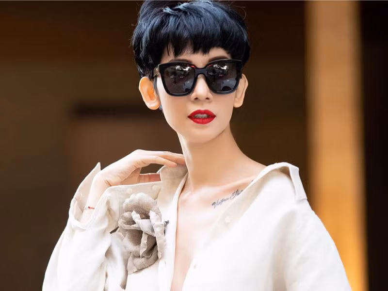 Làm mẹ đơn thân nhiều năm, Xuân Lan muốn có cảm giác gia đình. Khi tìm được một người đàn ông để con gái yêu thương, tự hào, Xuân Lan từ Sài Gòn chuyển ra Hà Nội để lập gia đình.