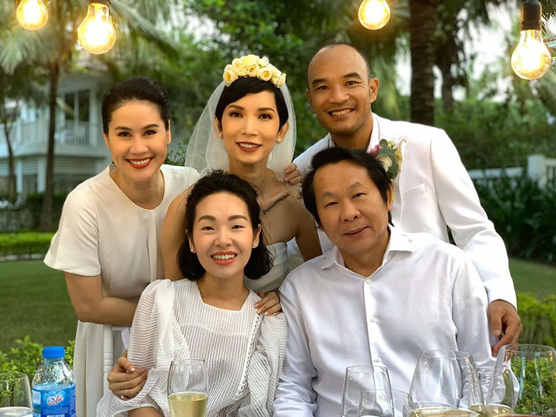 Theo Ngôi sao, vợ chồng Xuân Lan quen nhau khi cùng tham gia ê-kíp làm phim hành động mới của Ngô Thanh Vân. Trước đám cưới, cặp đôi bí mật hẹn hò được vài tháng.