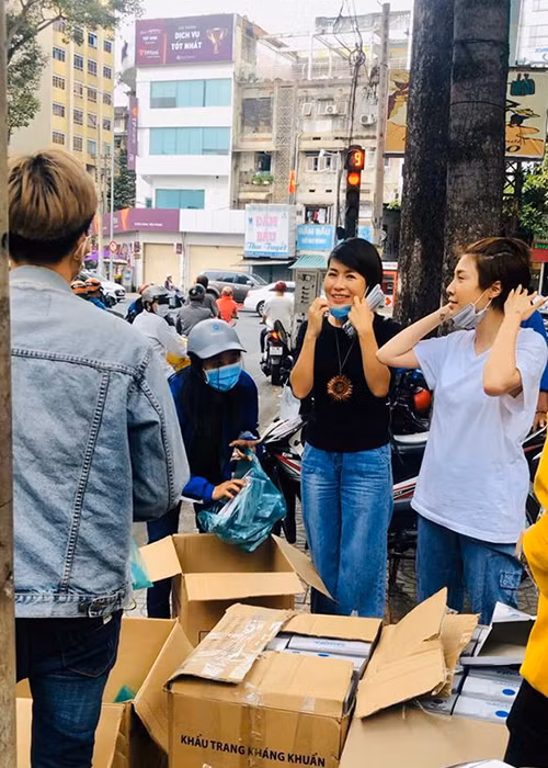 "Tôi phát khẩu trang từ thiện mà phải đưa tận tay lạy người ta nhận xong họ còn cho lên mũi ngửi xem có tẩm độc hay hoá chất gì không. Chưa kể đang giải thích về dịch corona với 1 chị bầu thì anh chồng kéo phắt tay xong lườm 1 phát! Tôi khổ lắm các bác", Pha Lê chia sẻ.