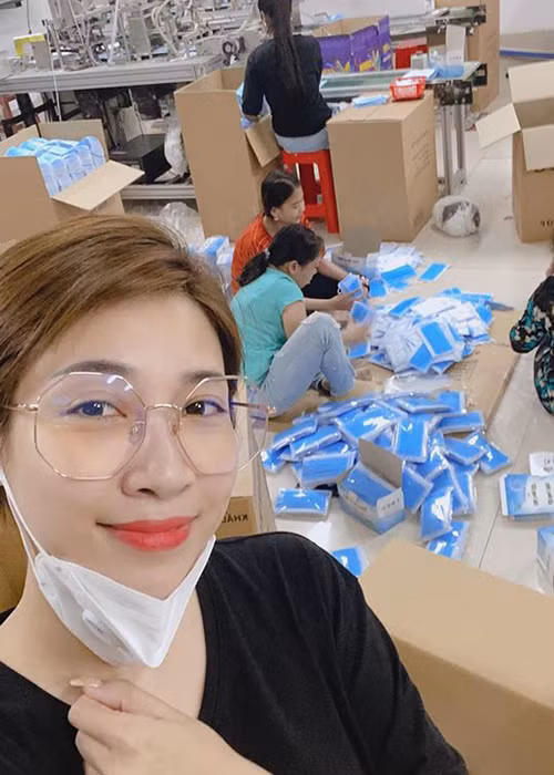 Pha Lê tự góp 20 triệu đồng trong khi đó, không ít nghệ sĩ chuyển tiền ủng hộ trước lời kêu gọi của Pha Lê như ca sĩ Mỹ Lệ, diễn viên Tú Vi, ca sĩ Vicky Nhung.