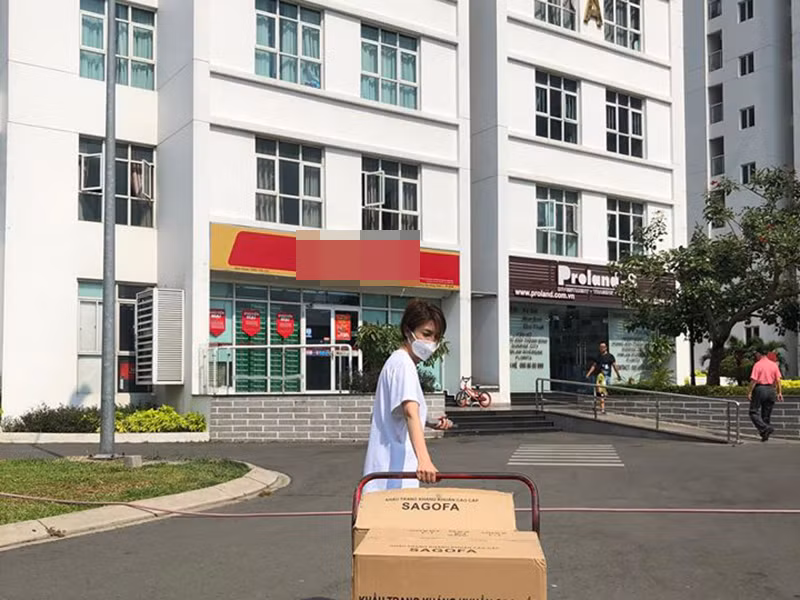 Nhóm của Pha Lê phát khẩu trang miễn phí phòng dịch corona tại nhiều địa điểm trên địa bàn TPHCM.