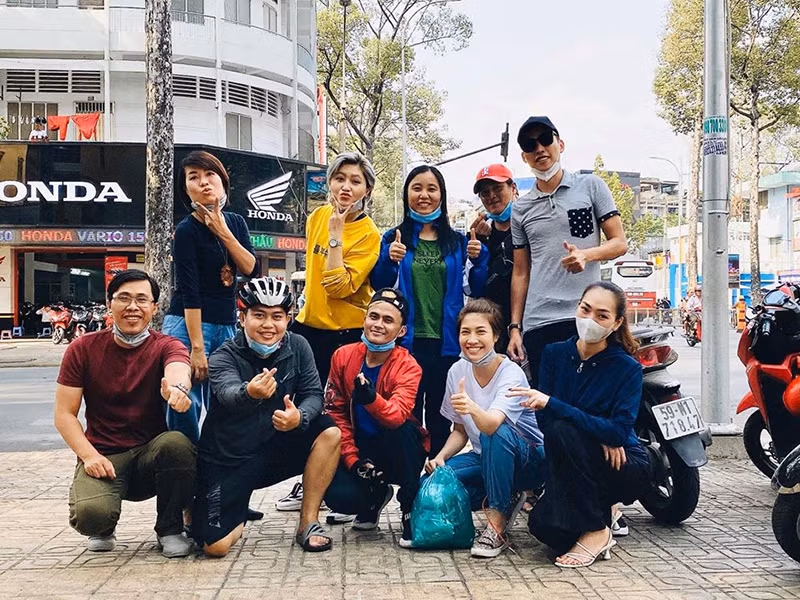 Mới nhất, Pha Lê tiếp tục chia sẻ những khó khăn khi làm từ thiện: "Thật sự quá khó khăn. Người ta cũng cần kinh doanh mà mình đòi người ta hỗ trợ từ thiện thì đúng là làm khó nhau quá. Giá mỗi ngày tăng cao, số lượng khẩu trang giảm dần. Rất là buồn. Pha Lê sẽ làm hết sức mình trong chiến dịch này. Chưa bao giờ mà giá khẩu trang tăng theo từng phút như này. Kinh hoàng quá".