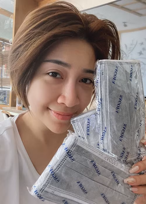 Mới đây, trước những diễn biến phức tạp của bệnh dịch viêm phổi do virus corona, ca sĩ Pha Lê đã đứng lên kêu gọi quyên góp để phát khẩu trang miễn phí cho người dân.