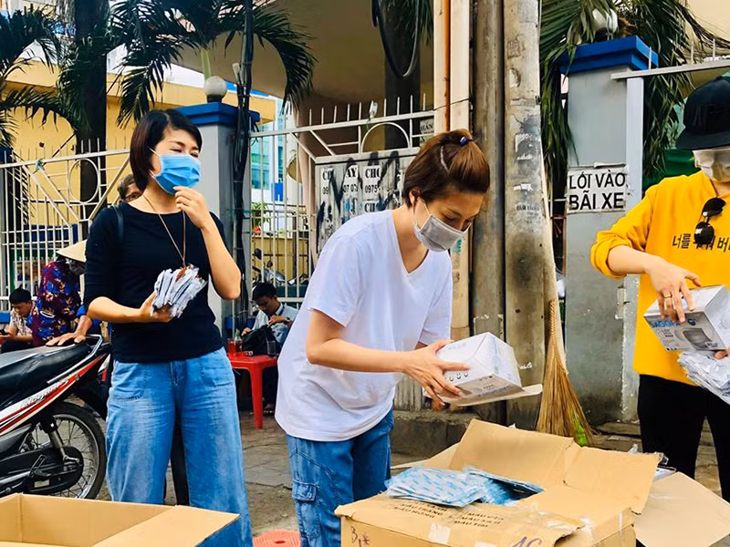Dù bị đau bao tử thậm chí có lúc suýt ngất nhưng Pha Lê vẫn tích cực phát khẩu trang cho người dân.