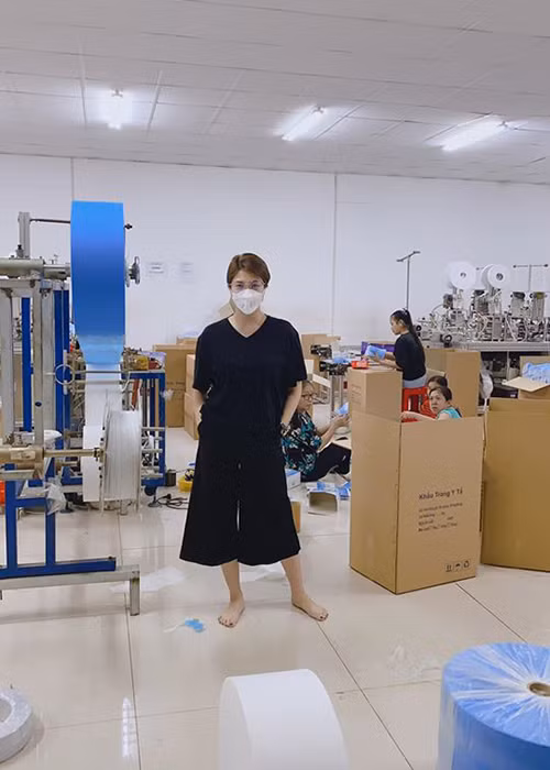 Trong những ngày qua, nữ ca sĩ liên tục lên án những cá nhân lợi dụng tình trạng bệnh dịch corona để đẩy giá khẩu trang lên cao.