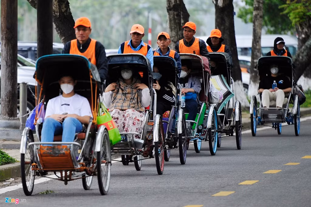 Tại thành phố Huế (Thừa Thiên - Huế), các đoàn du khách khi tham quan Đại Nội đều đeo khẩu trang ngay từ khi ra khỏi cửa khách sạn.
