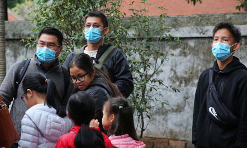 Tran ngap canh deo khau trang du xuan tu Bac vao Nam