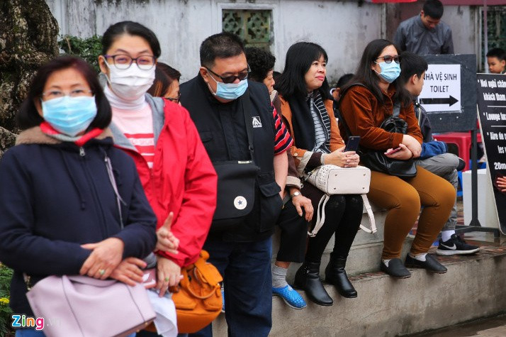 Văn Miếu những ngày này quá đông khách. Tại khu vực nhà vệ sinh, nhiều người phải xếp hàng chờ đợi.