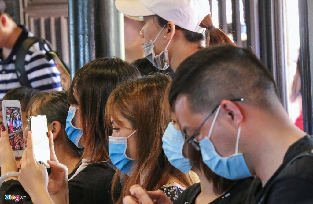 Chị Ngọc, chủ một khách sạn gia đình ở đường Phan Bội Châu (Nha Trang, Khánh Hoà), đã thông báo ngừng nhận khách Trung Quốc từ 28 Tết. Cơ sở massage do gia đình chị làm chủ cũng từ chối tiếp khách Trung Quốc, kể cả người quen. Chia sẻ về lý do, chủ khách sạn này nói các khách khác rất quan tâm việc có người Trung Quốc ở cùng không. "Họ thấy có người Trung Quốc là bỏ đi luôn", chị Ngọc kể. Ảnh: An Bình.