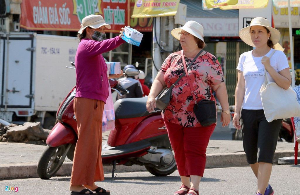 Chưa bao giờ dịch vụ khẩu trang lại xuất hiện nhiều và người bán ra tận lòng đường mời chào như hiện nay ở thành phố biển. Ảnh: An Bình.