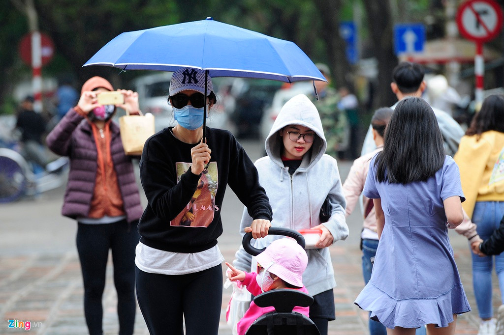 "Trước khi có thông tin về dịch thì không nhiều du khách đeo khẩu trang, bây giờ thì họ còn yêu cầu hướng dẫn viên chuẩn bị thêm", anh Huy (hướng dẫn viên tại Đại Nội Huế) cho biết.